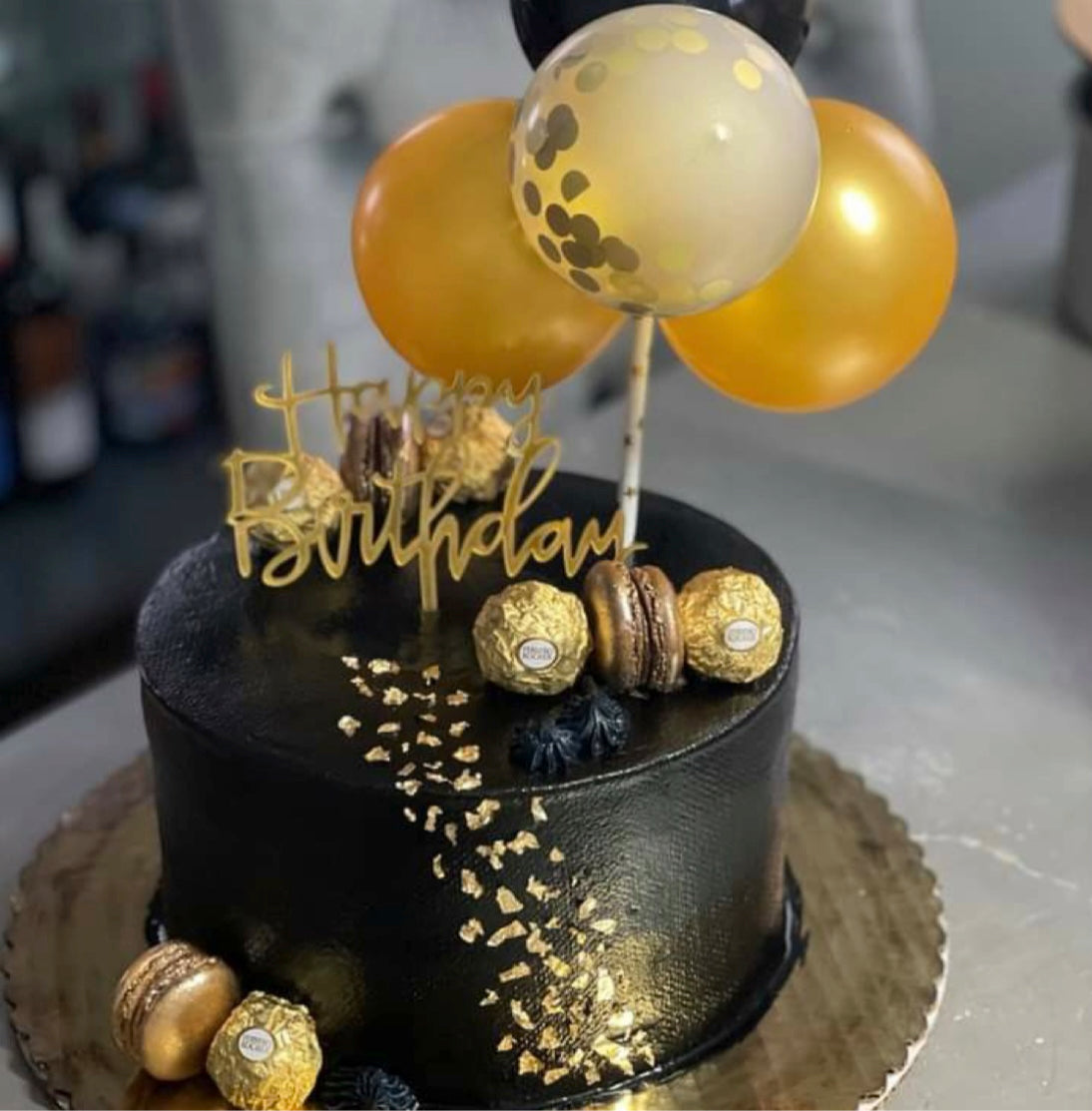 Pastel negro y dorado con globos - Entrega de pastel de cumpleaños a Dubai  - Orden ONLINE - The Perfect Cake Dubai LTD