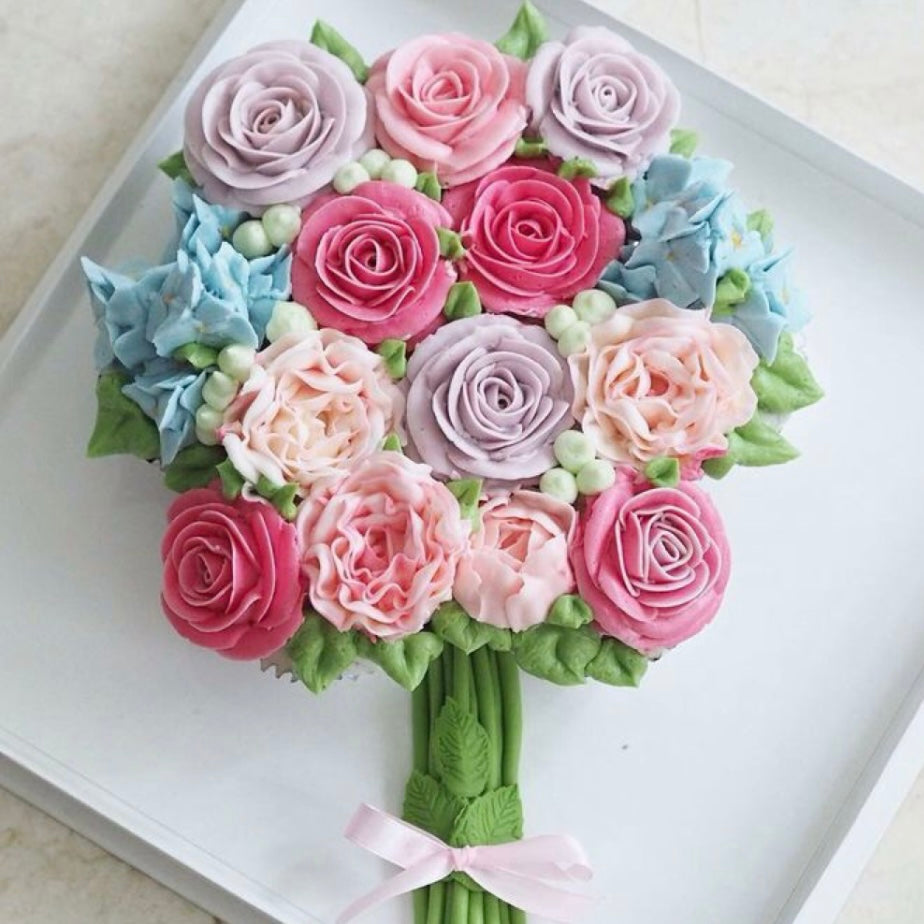 Ramo de cupcakes de flores en colores pastel - Dubai Cake Delivery - Compre  ahora en línea - The Perfect Cake Dubai LTD