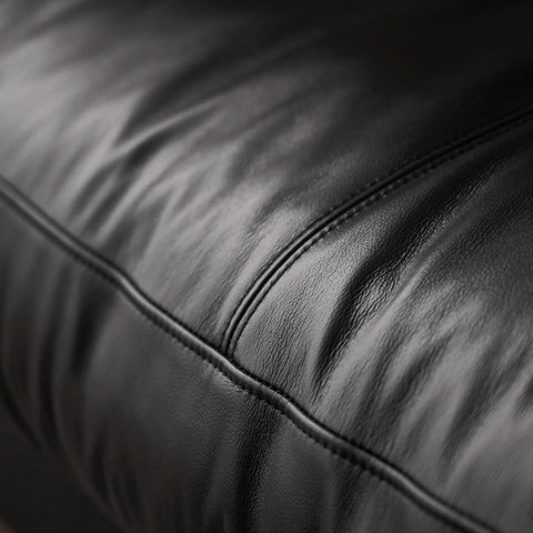 Made of American original genuine leather; it uses natural plain texture to express the retro pleated texture, which exudes endless charm, is soft and tough, and feels comfortable to the touch.