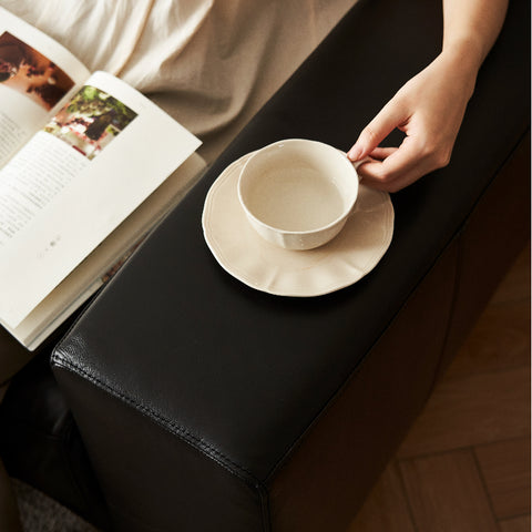 Tu peux mettre une tasse de café sur le canapé