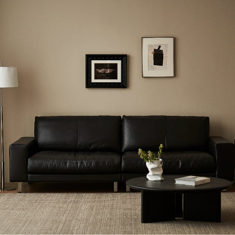 Le canapé Coco a une forme simple et naturelle, et le rembourrage complet et doux fait écho à la sensation d'assise confortable, rendant la maison plus intime.