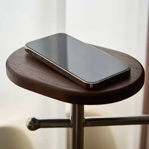 Un téléphone portable peut être placé sur l'étagère-grado design Melody_Coat_Rack.