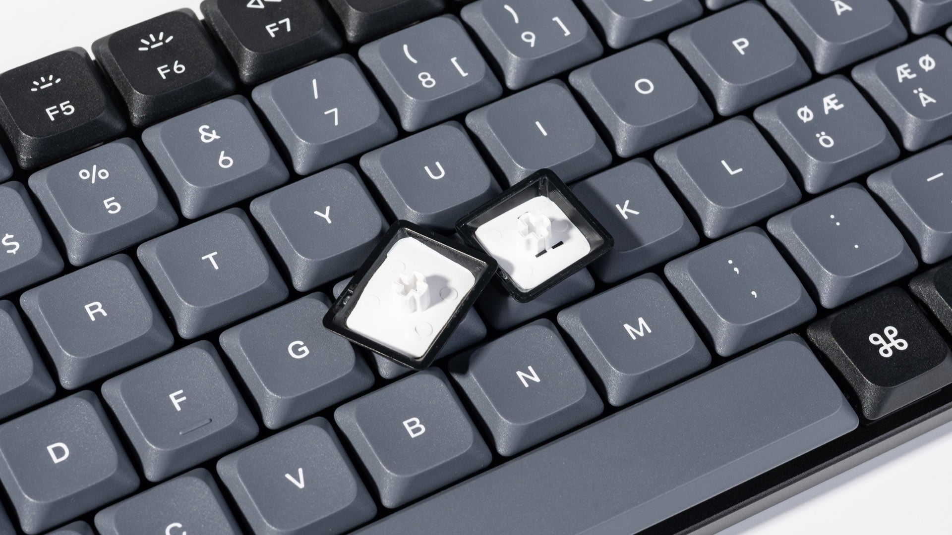 Double-Shot PBT Keycaps of Keychron K3 Pro QMK/VIA ultra-slim custom mechanical keyboard low-profile ISO layout