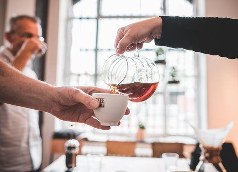 Kaffee-Einschenken-In-Tasse