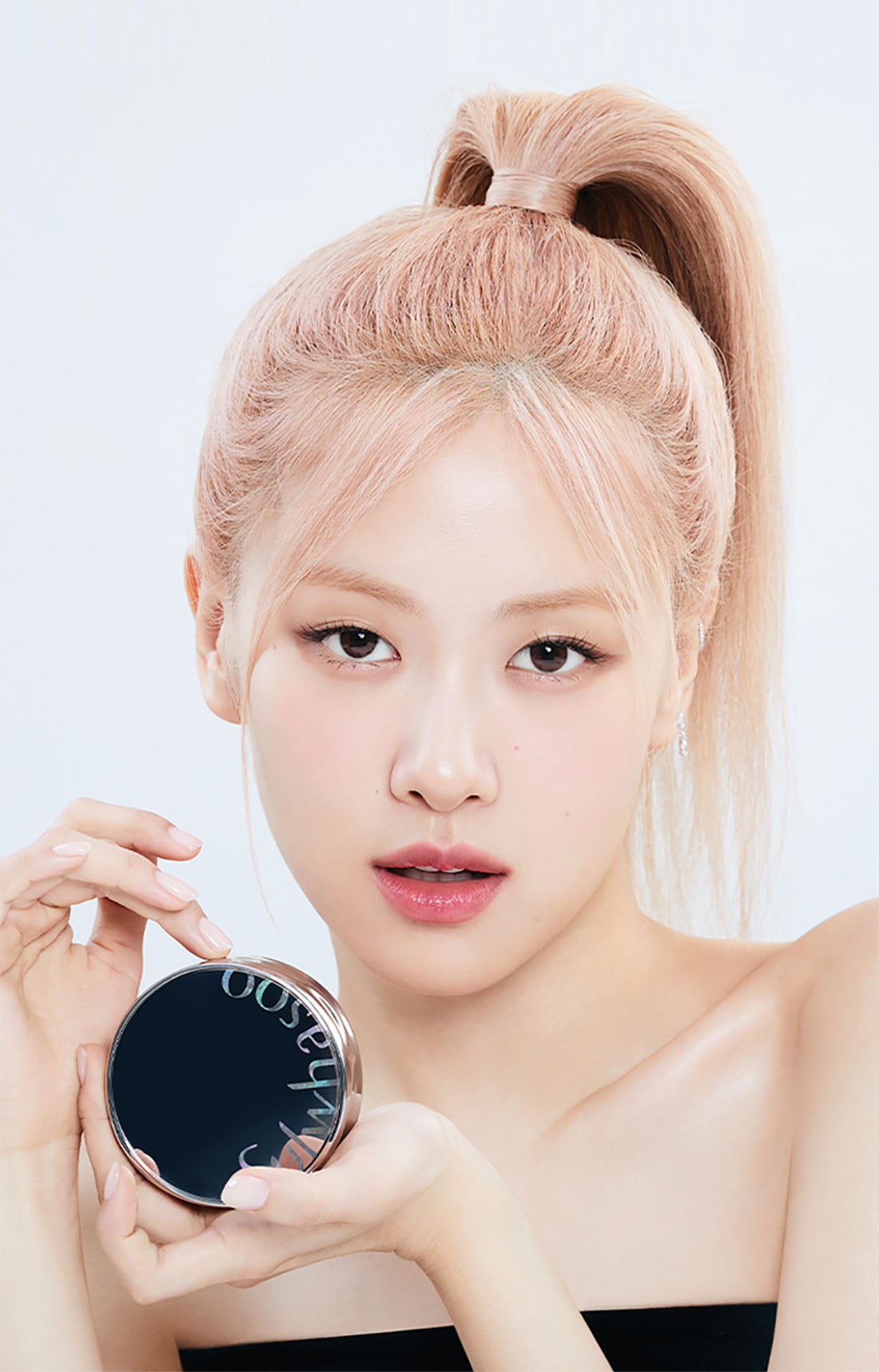 Rosé is holding a Perfecting Cushion Airy in her hand