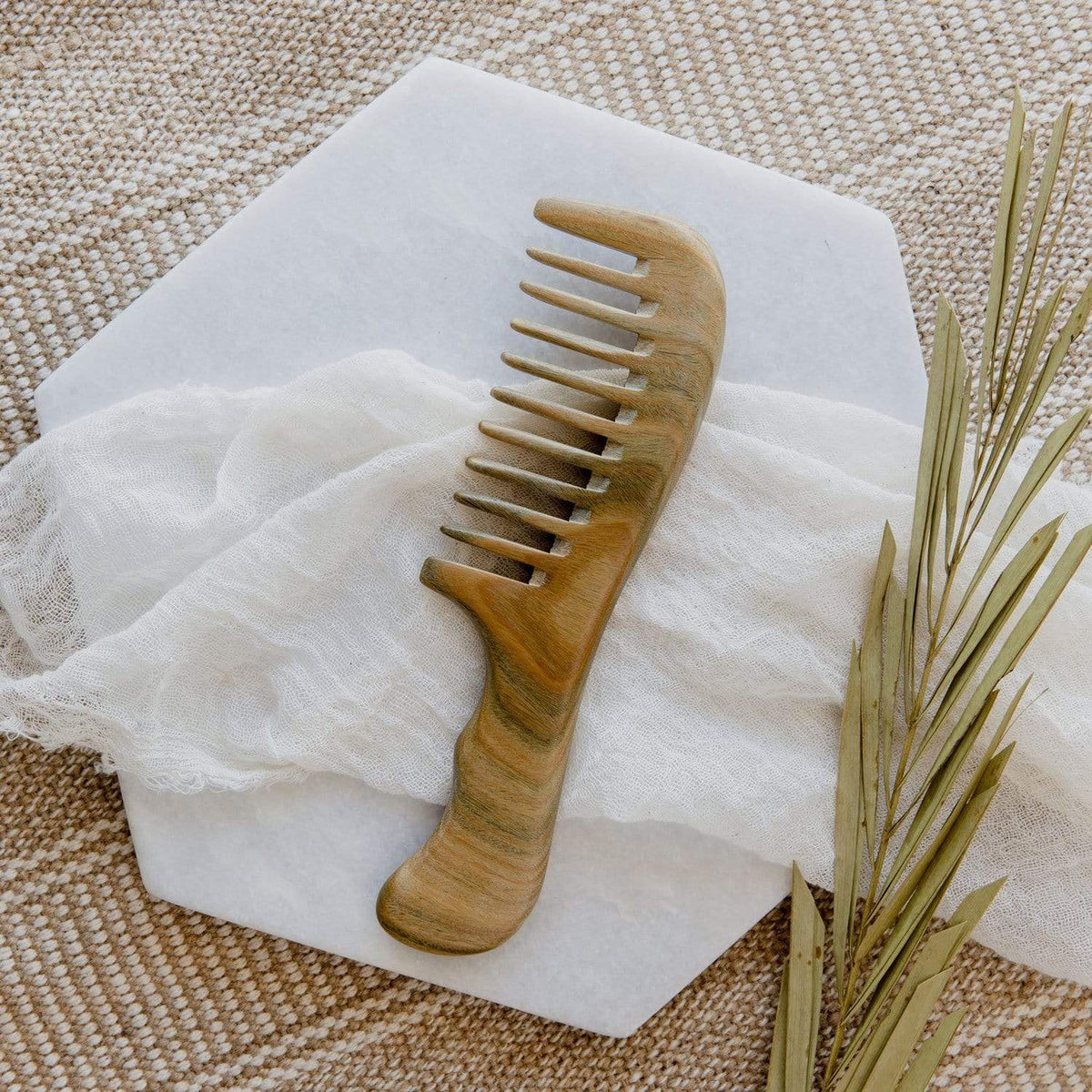 https://cdn.shopify.com/s/files/1/0617/2878/4620/products/brooklyn-made-natural-sandalwood-wide-tooth-comb-30076017213551_1200x.jpg?v=1698266361