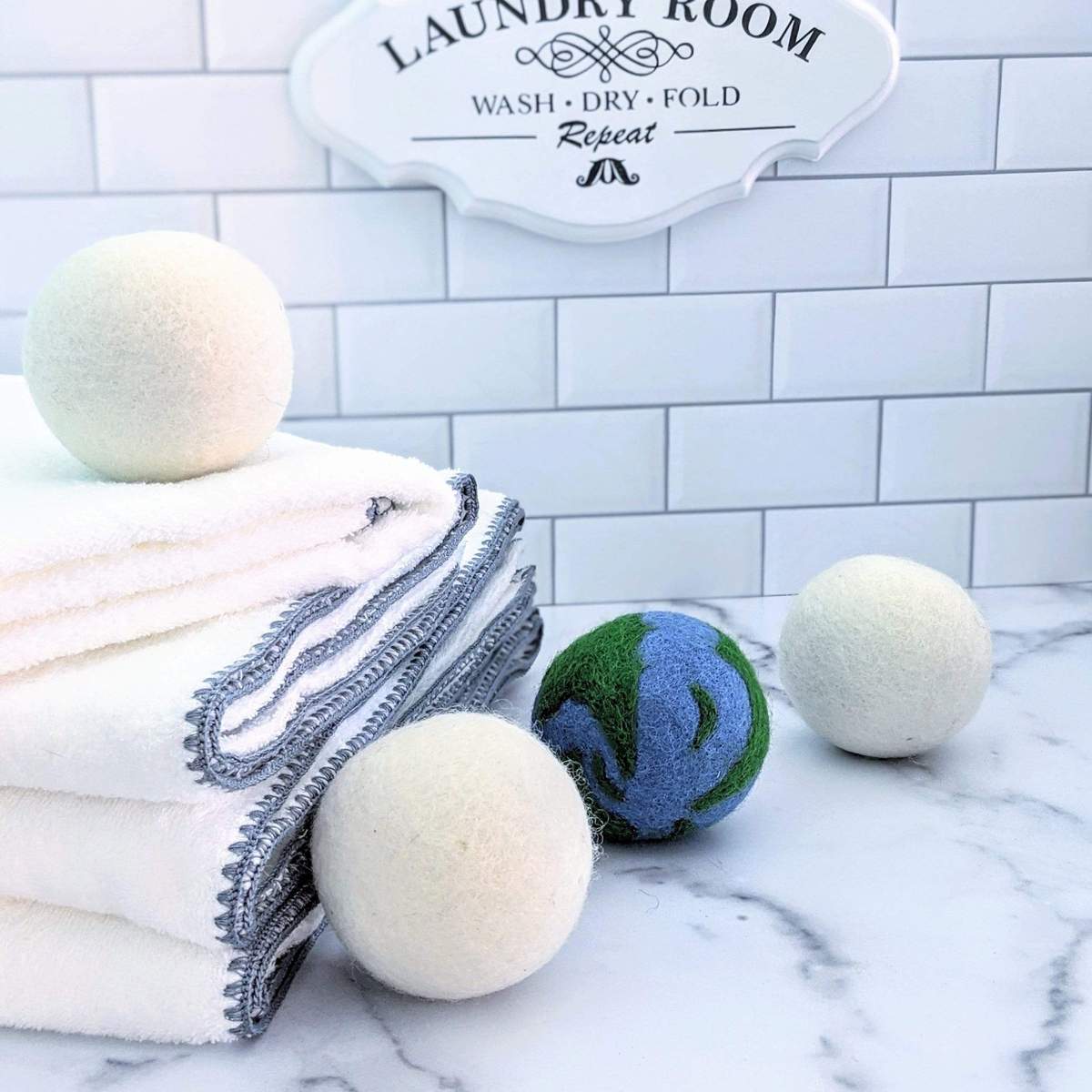 https://cdn.shopify.com/s/files/1/0617/2878/4620/products/friendsheep-eco-dryer-balls-no-planet-b-eco-dryer-balls-28504785092705_1200x-1_1200x.jpg?v=1694105420