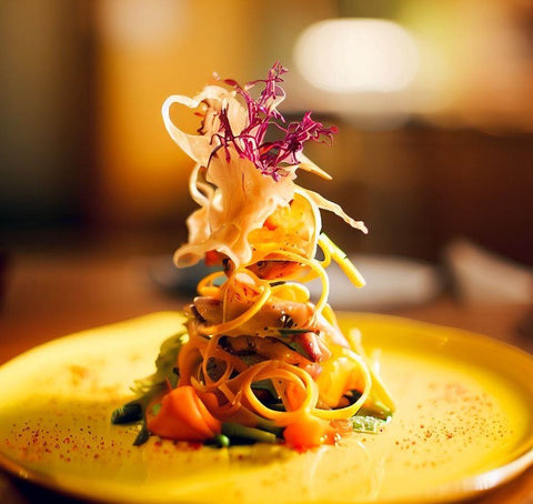 kreatywne danie podane na żółtym talerzu w restauracji - kolor potrawy a kolor talerza