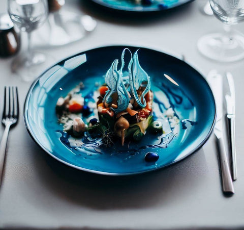 zestaw sztućców srebrnych serwis obiadowy kreatywna potrawa restauracja
