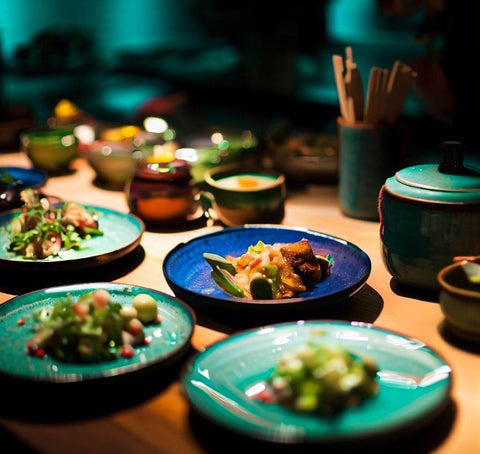 kreatywne dania podane na zielonych i niebieskich talerzach