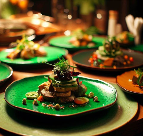 kreatywne danie podane na zielonym talerzu w restauracji - kolor potrawy a kolor talerza