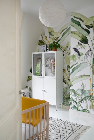 Interior Junkie gebruikte het 'Baby Bananas' behangdesign van Creative Lab voor een tweeling babykamer