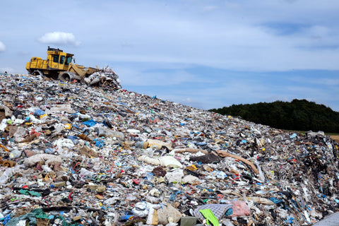 camion sur une montagne d'ordures et de déchets