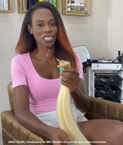 Nikki, fundadora de IMH Studio, en un video tutorial de extensiones de pelo en malaga