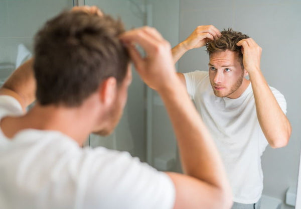 Rutina de cuidado diario para el sistema capilar masculino.