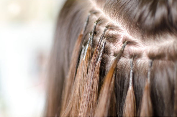 mujer con extensiones de cabello fusión