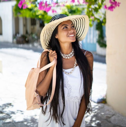 mujer viajando y usando extensiones de cabello