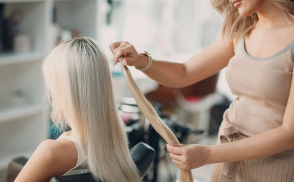 Extensiones de cabello con cinta adhesiva instaladas por especialista en extensiones de cabello en Málaga.