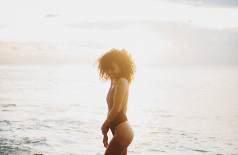 mujer playa con extensiones de cabello
