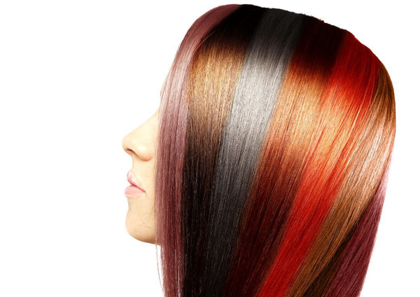 mujer con extensiones de cabello de colores