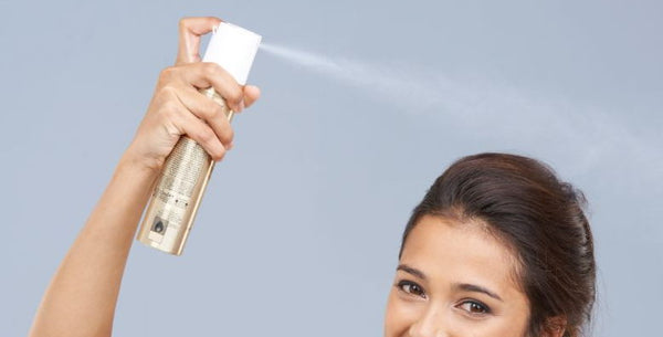 Mujeres rociando extensiones de cabello en Torremolinos.