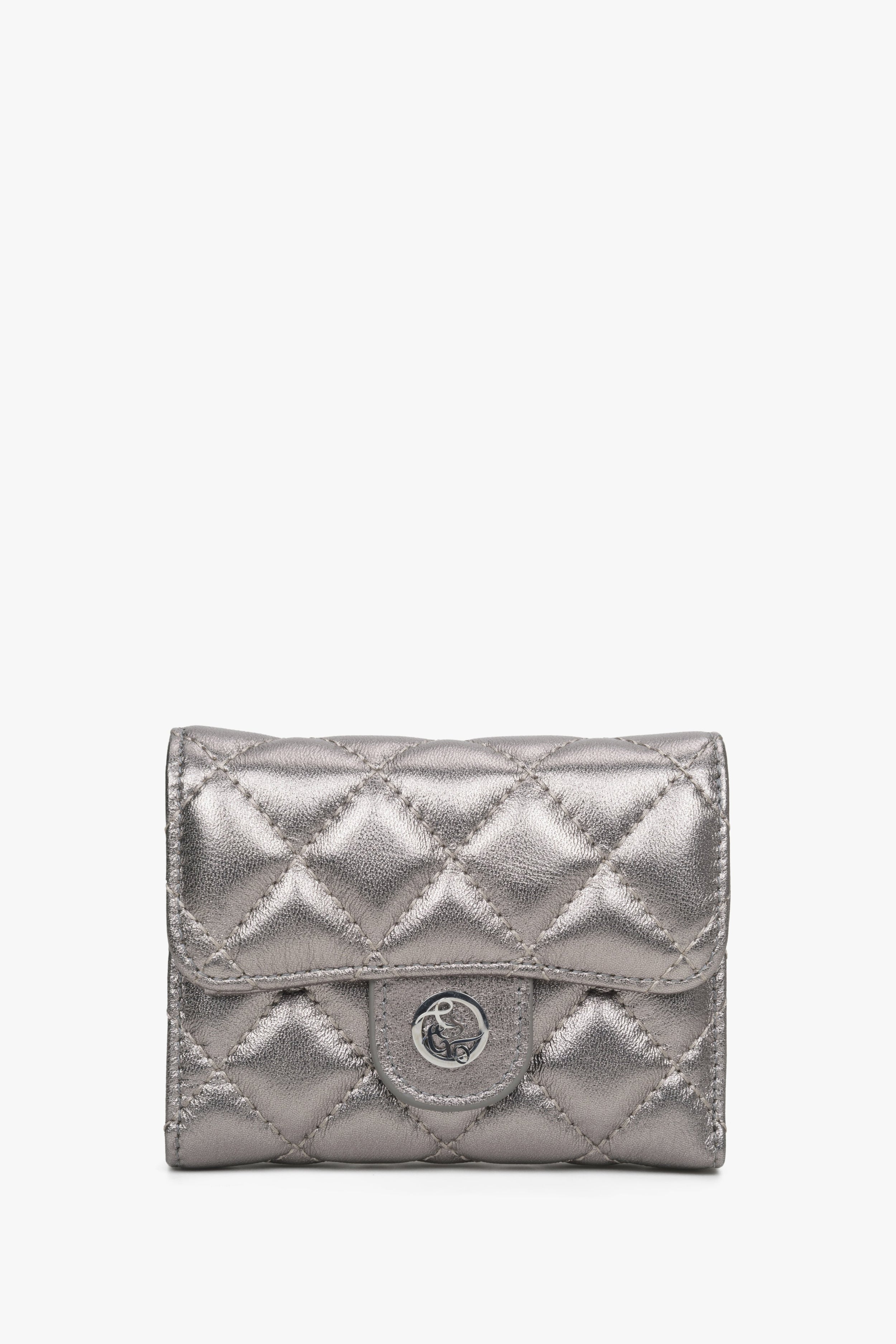 Estro: Mały srebrny portfel damski z ozdobnym tłoczeniem