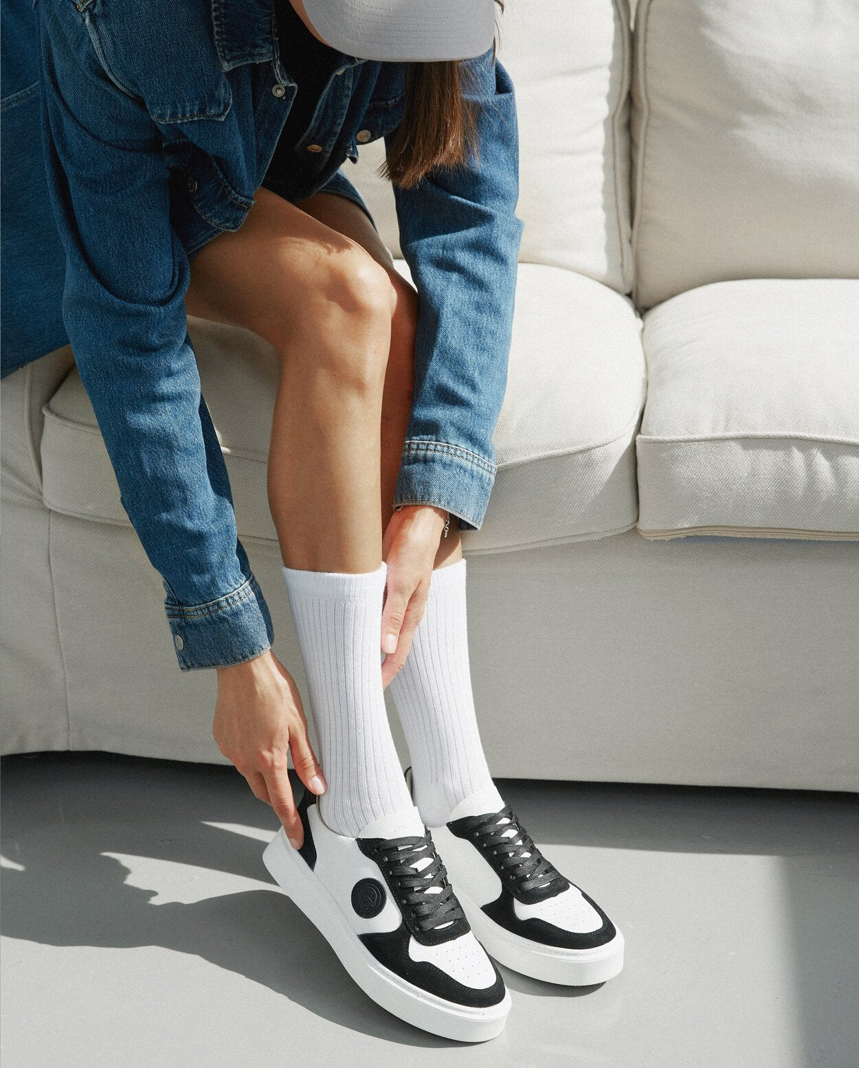 Estro: Czarno-białe sneakersy damskie ze skóry i weluru naturalnego