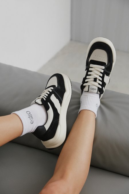 Estro: Biało-czarne sneakersy damskie ze skóry i weluru