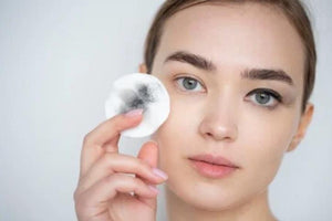 Wie entfernt man Augen-Make-up richtig