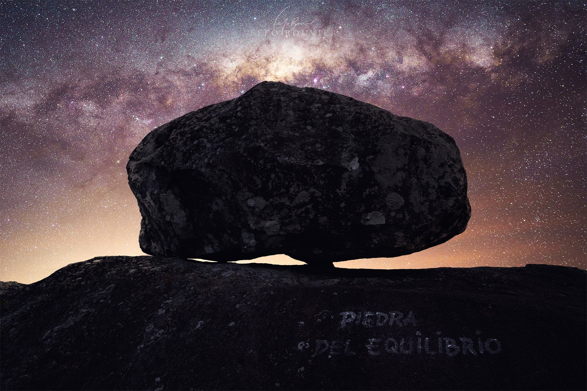 Piedra en equilibrio en Sierras de Mahoma, San José, Uruguay