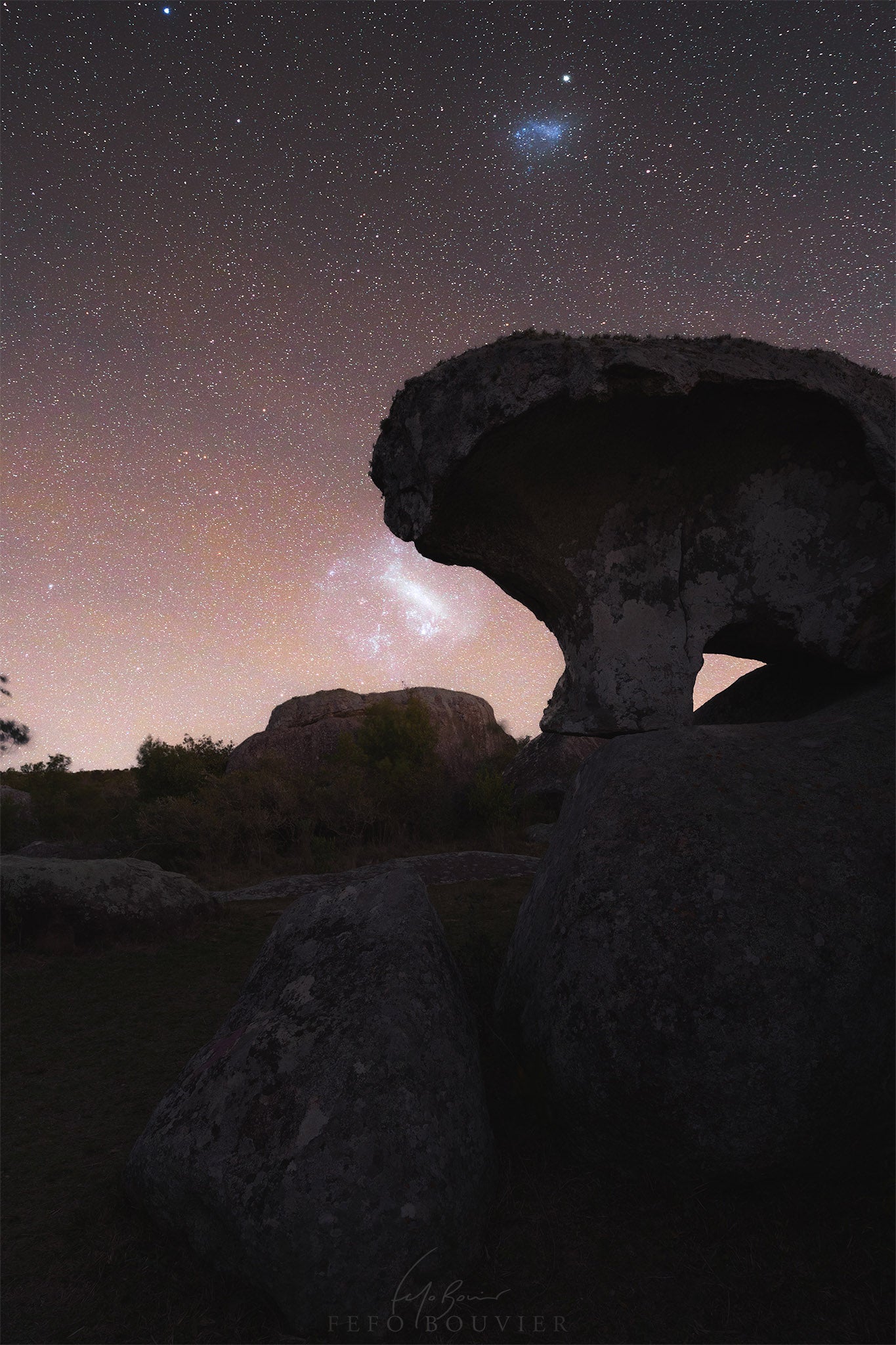 Las Nubes de Magallanes y rocas erosionadas en las Sierras de Mahoma, San José, Uruguay