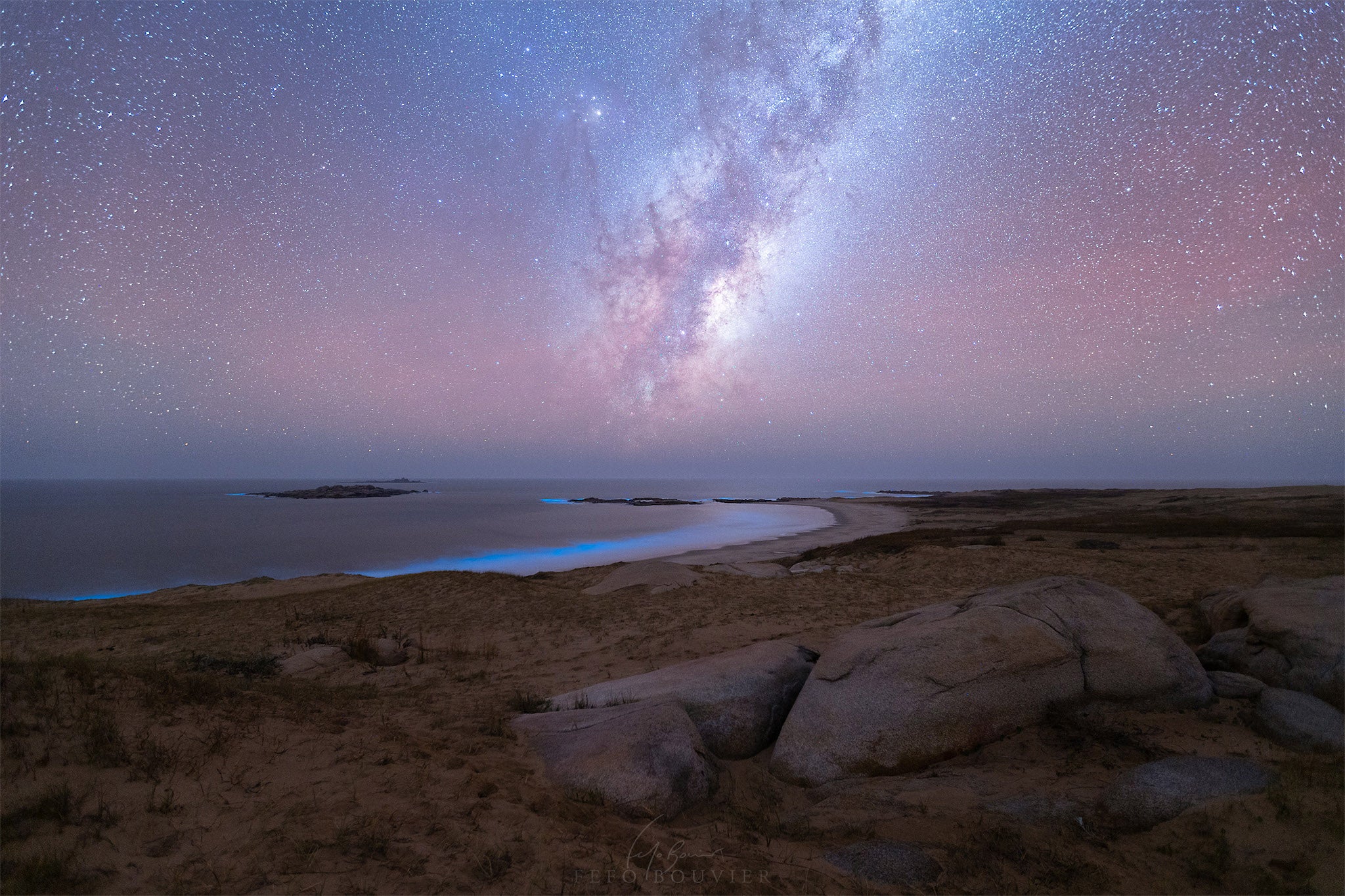 Bioluminiscencia y la Vía Láctea en la costa del Cerro de la Buena Vista, Rocha, Uruguay