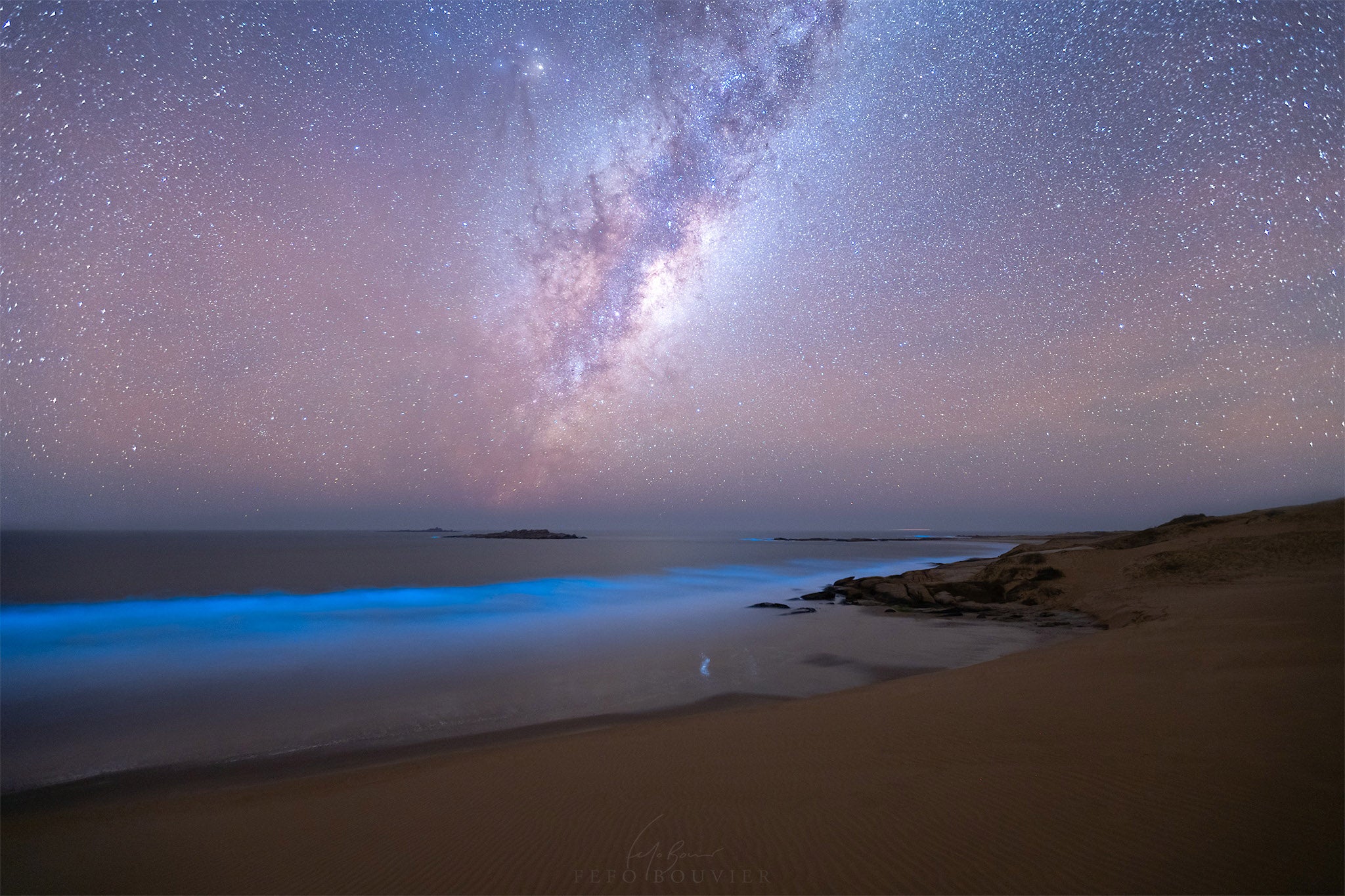 Bioluminiscencia y la Vía Láctea en la costa del Cerro de la Buena Vista, Rocha, Uruguay