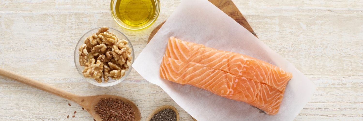 les poissons gras, graines et noix font partie des 10 aliments essentiels pour perdre du ventre