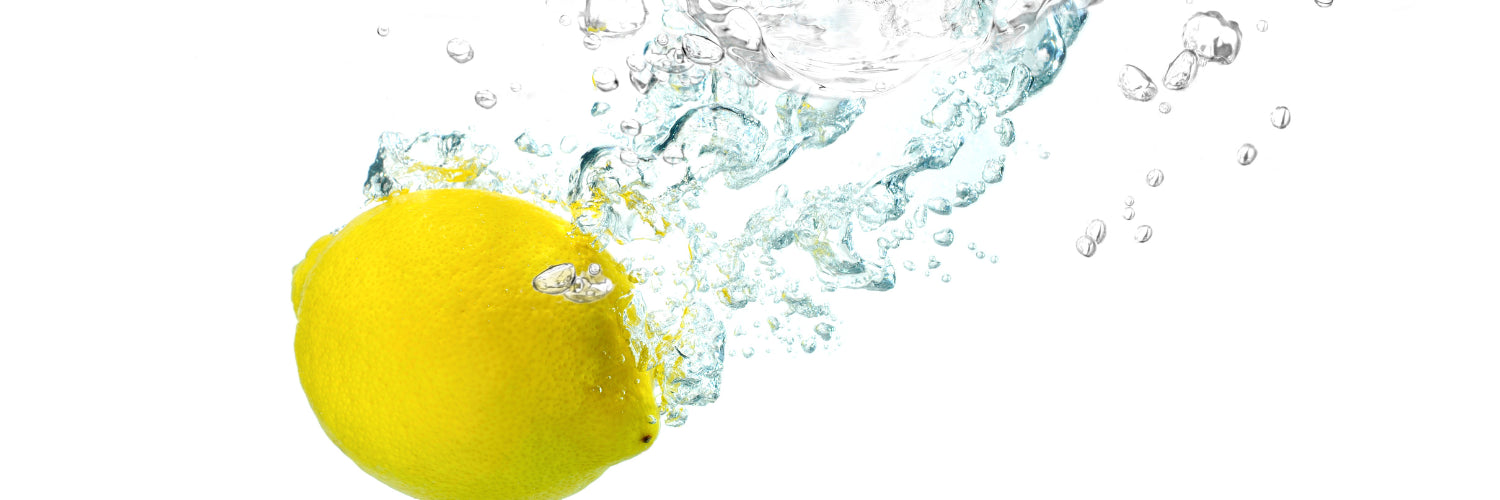 Avant d'entrer dans les détails, il est essentiel de noter que l'eau citronnée peut offrir certains avantages, notamment en termes d’hydratation et d’apport en vitamine C.