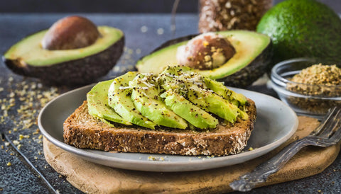 les avocado toast sur pain complet , une option de menu pour manger sainement