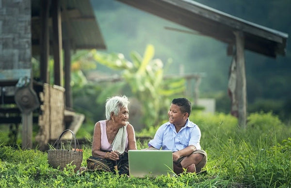 grand mère et son petit fils passant du temps ensemble pour illustrer l'importance de la connection sociale et familiale pour réduire le stress