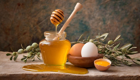 Huile d'olive, miel et oeufs, des ingrédients naturels pour des masques capillaires maison