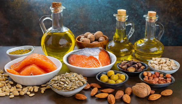 Les graisses saines telles que les noix, les graines, l'huile d'olive et les poissons gras doivent être privilégiées pour un foie en bonne santé