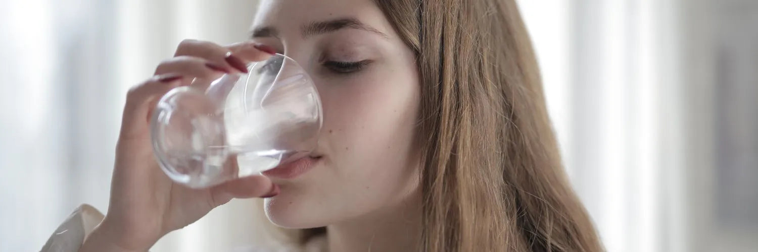 une femme qui Biot de l'eau pour avoir une peau radieuse et saine en hiver