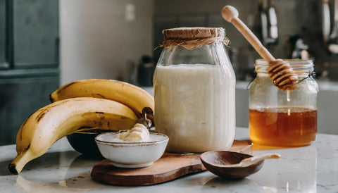 Miel, banane et yaourt des ingrédients naturels riches en kératine pour des soins de cheveux naturels
