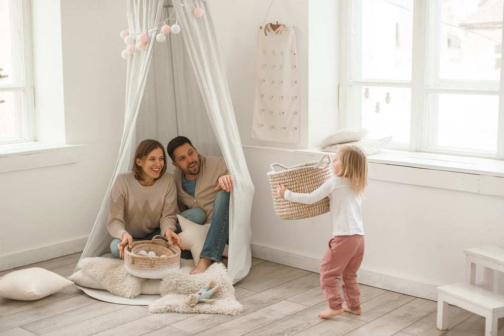 baby-girl-with-her-parents