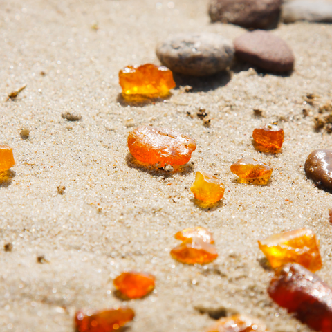 Ambre qui selon la légende viendrait des larme deJüraté déesse de la mer Baltique