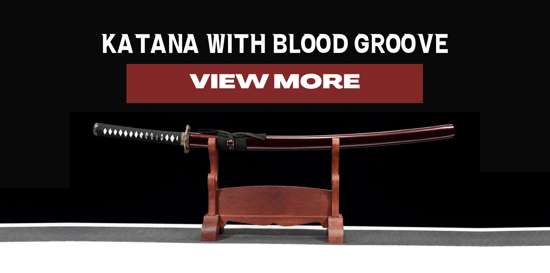 katana con surco de sangre