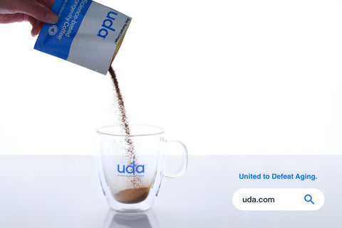 将 UDA 咖啡倒入杯子中