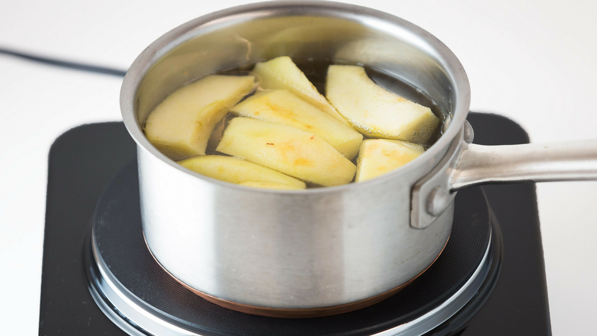 Boiling apple slices on hot plate