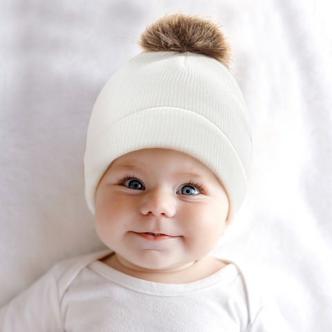 Un bonnet à pompon pour enfant