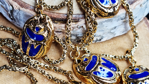 collier amulette porte bonheur scarabée, collier or avec pendentif scarabée symbole de chance, force et protection.