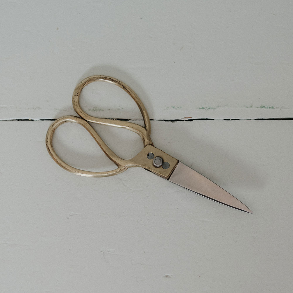 String Stand With Scissors – Des Moines Mercantile