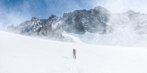 Les montagnes enneigées mettent au défis le sac de ski de rando La Virgule x ZAG